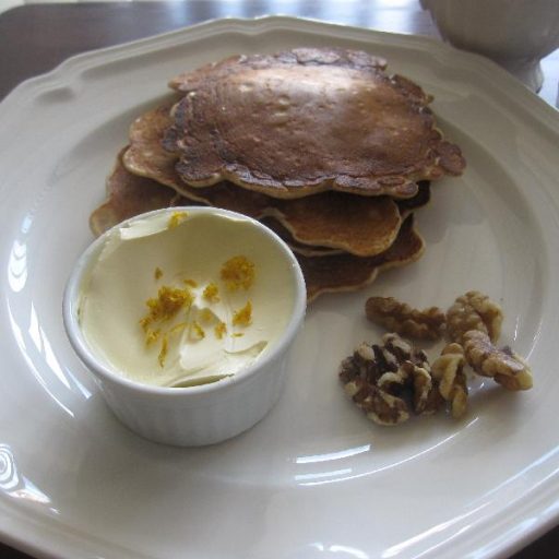 Pancakes Con Harina Integral Y Nueces, Servidos Con Mantequilla De Naranja