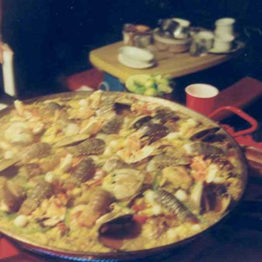 Paella Con Variedad De Carnes Y Mariscos