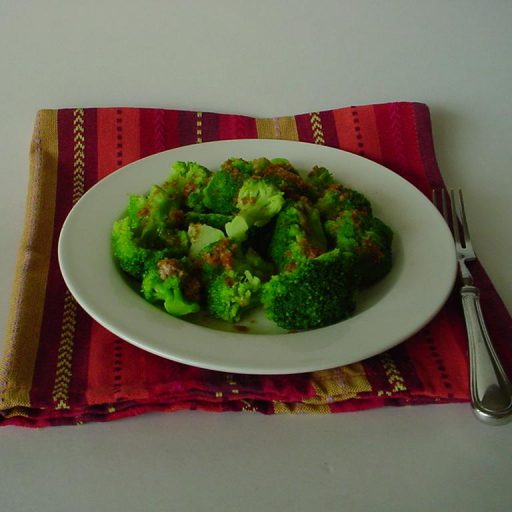 Brócoli Con Salsa De Mantequilla Dorada Sal Y Pimienta