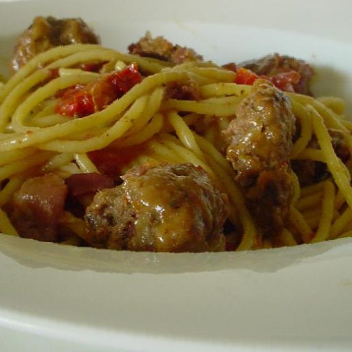 Albóndigas En Salsa De Tomates Secos Y Prosciutto Servidas Sobre Espaguetis