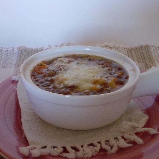 Sopa De Lentejas Servida En Cazuelas Con Toping De Queso Parmesano Y Aceite De Oliva