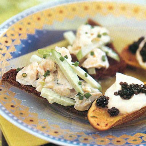 Cremosa Trucha Ahumada, Con Manzanas Y Rábano Picante, Sobre Pan Tostado