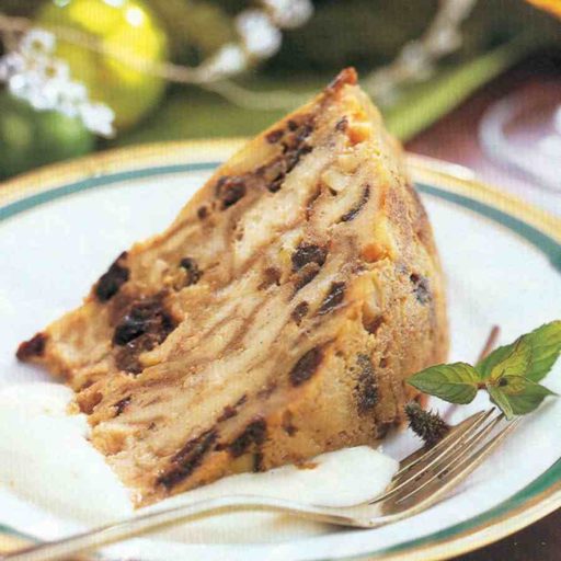 Pudin De Pan Con Especias Ciruelas Y Nueces, Tradicional Para La Noche De Navidad