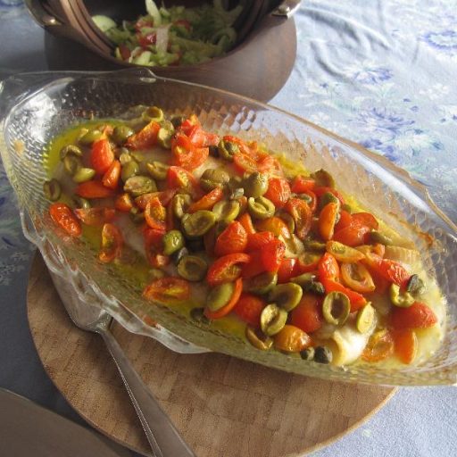 Filetes De Corvina O Róbalo Asados Con Vinagreta De Tomates, Alcaparras Y Aceitunas