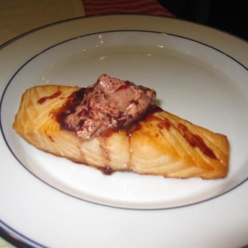 Filetes De Salmón Asados Y Terminados Con Mantequilla De Vino Rojo