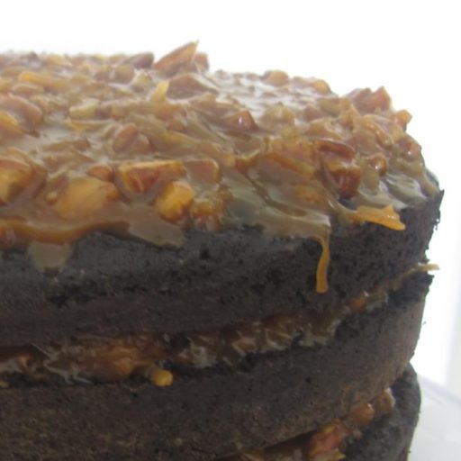 Bizcocho De Chocolate Aleman Cuatro Capas Y Cubierta De Coco-Pacanas Y Caramelo