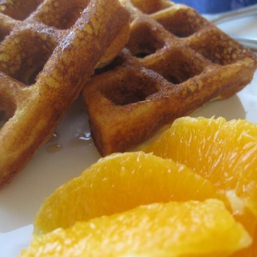 Crujientes Waffles Con Harina De Maíz Y Toping De Naranja