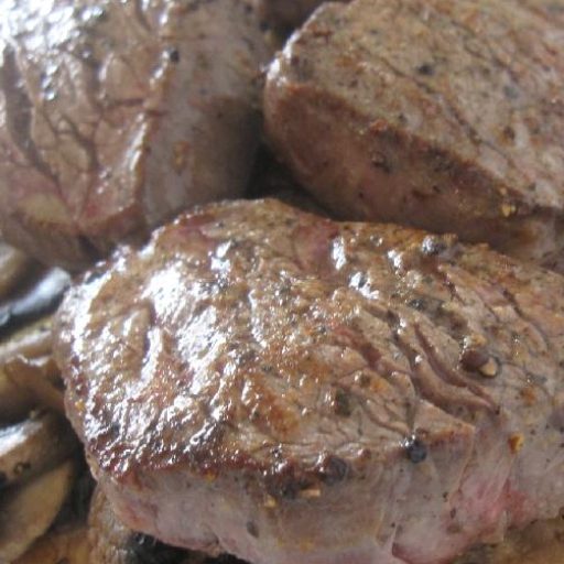 Filet Mignon Con Cubierta De Pimienta Y Salsa De Vino Tinto