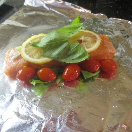 Salmón Y Tomates En Papilote