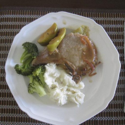 Chuletas Con Manzanas Y Cebollas