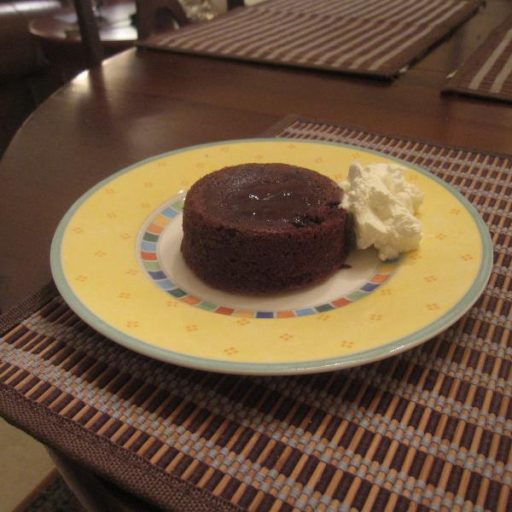 Pequeños Bizcochos De Chocolate Fundidos En El Interior, Se Sirven Calientes Con Crema Y Frutas