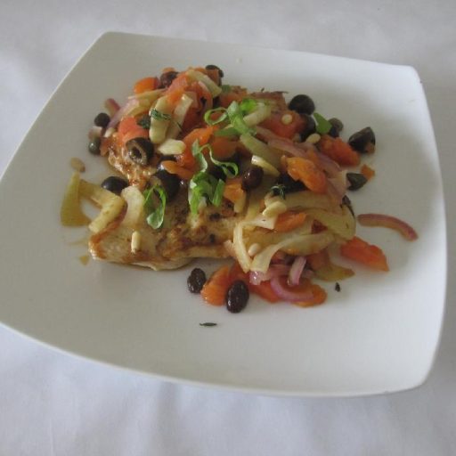 Pollo Paillard Con Tomates, Hinojo, Aceitunas, Pasas Y Piñones
