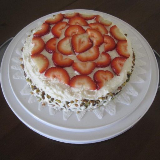 Bizcocho De Pistachos Cubierto Con Fresas