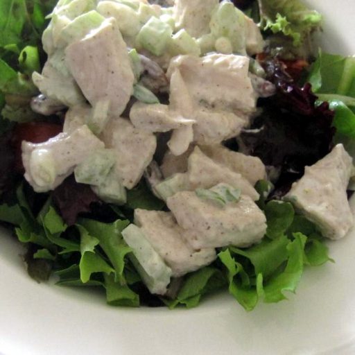 Ensalada De Pollo Al Curry, Servida En Hojas De Lechuga