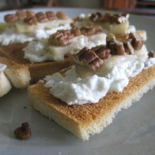 Canapes De Queso Gorgonzola Con Peras Y Pacanas