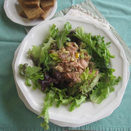 Ensalada De Atún, Almendras, Lechugas Y Pan