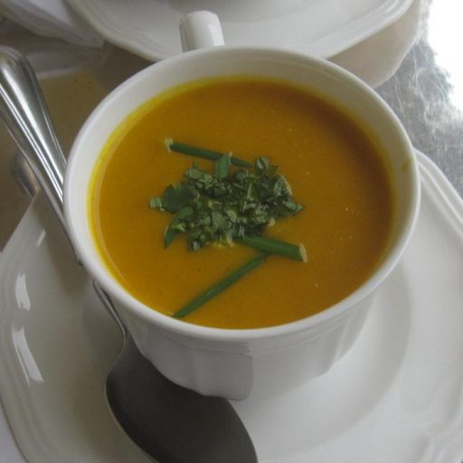 Crema De Zanahoria Con Cilantro Y Cebollina