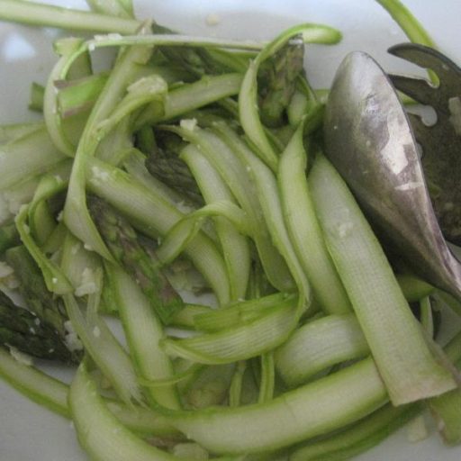 Tiras Finas O Lascas De Espárragos Crudos Con Salsa De Parmesano