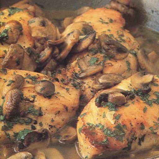 Pechugas En Salsa De Champiñones Servidas Sobre Polenta