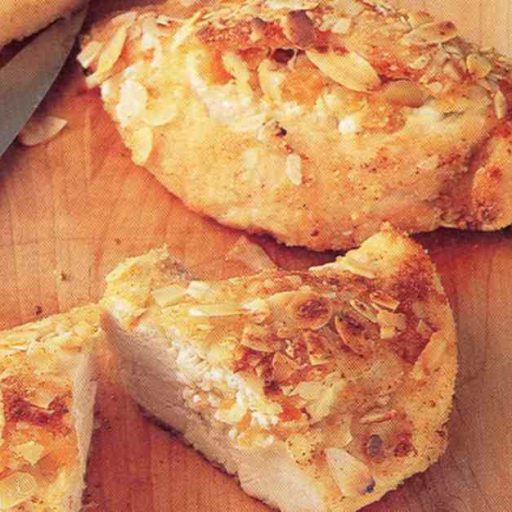 Pechugas Rellenas Con Almendras Y Duraznos, Acompañadas Con Salsa Pesto De Menta