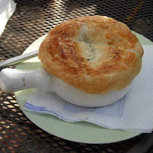 Crema De Champiñones, Sellada Con Pasta De Hojaldre