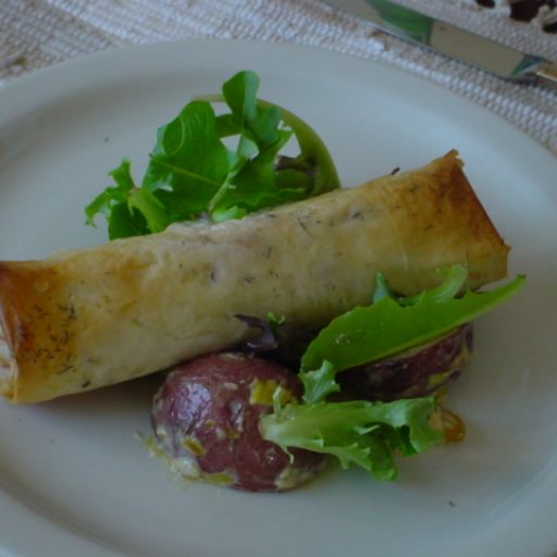 Salmón Asado En Pasta Filo, Acompañado Con Ensalada De Papas Caliente