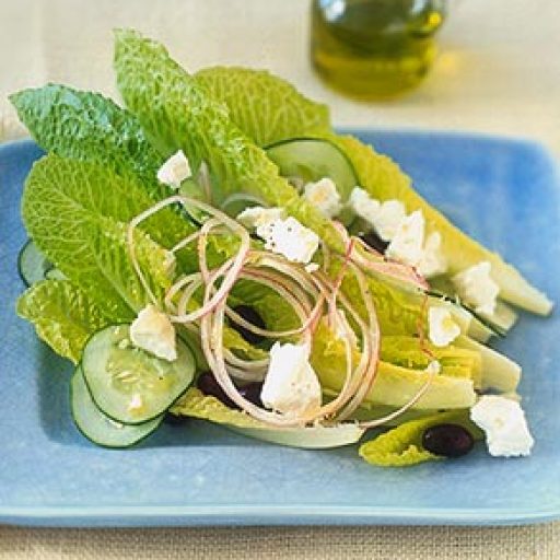 Lechuga Romana Con Queso Feta, Aceitunas Y Cebolla