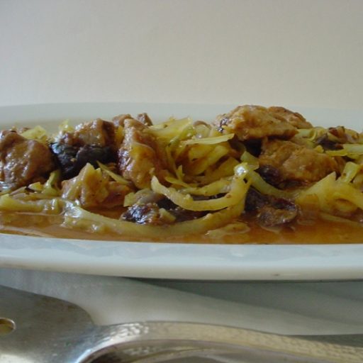 Cacerola De Cerdo Con Ciruelas Y Repollo