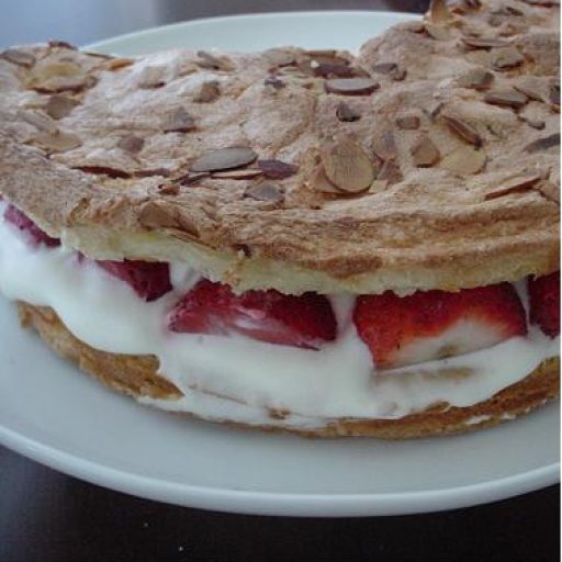 Merengue Y Esponja Dos Capas Con Relleno De Fresas