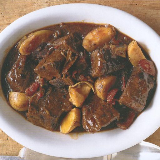 Estofado De Carne Con Papas, Hecho En El Horno A Fuego Lento