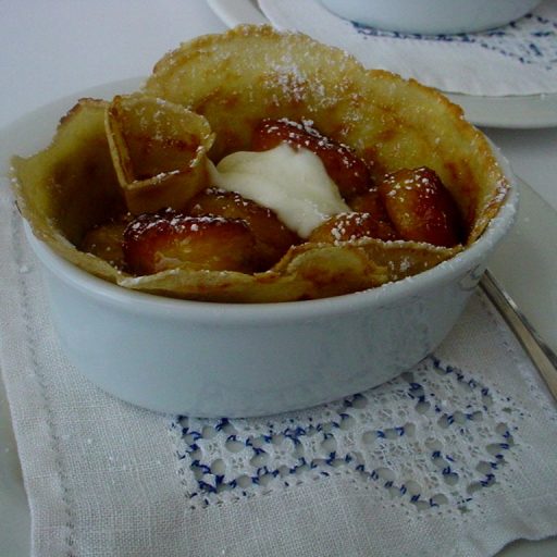 Crepes Con Relleno De Bananos Caramelizados Al Ron