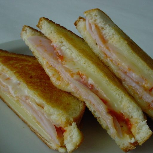Sanduche De Pavo Caliente Con Queso Parmesano