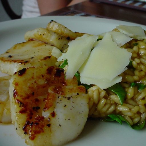 Vieras Con Risotto Limón Y Espinacas