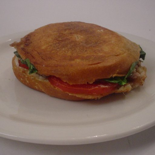 Panini O Sanduche De Atún Prensado Y Caliente