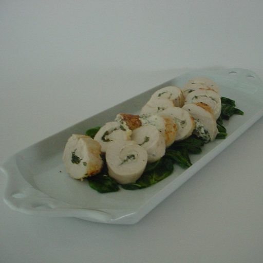 Pechugas Rellenas Con Espinacas Y Queso Ricotta, Servidas Sobre Espinacas