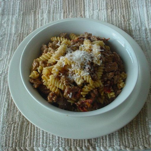 Salsa Cremosa Para Fusilli, Hecha Con Vermouth, Crema De Leche, Tomates Secos Y Salchichas Italianas