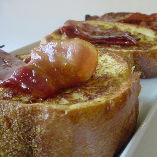 Tostadas Francesas Acompañadas Con Tocineta Glaseada
