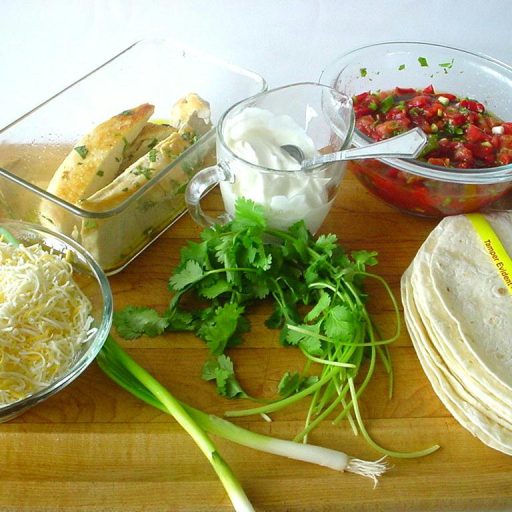 Quesadillas De Pollo Con Salsa De Vegetales