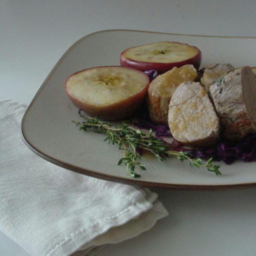 Lomitos De Cerdo Y Manzanas Sobre Repollo Salteado