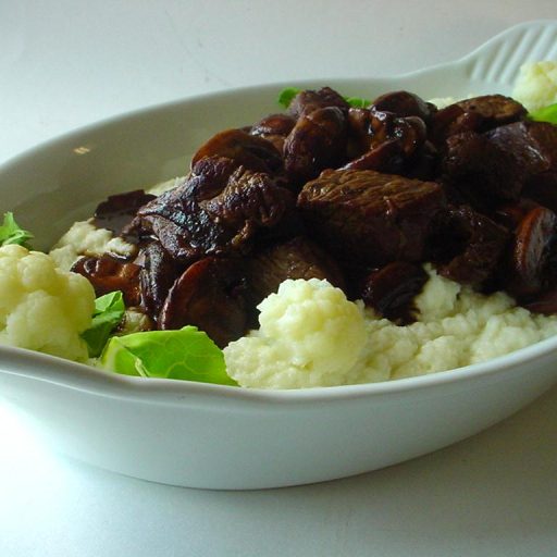 Rápido Estofado De Carne Sobre Puré De Coliflor