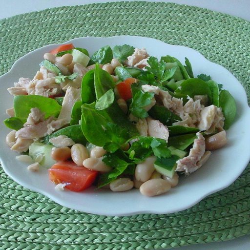Ensalada De Frijoles Blancos, Espinacas, Pepino Y Atún
