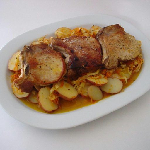 Chuletas De Cerdo Estofadas Con Repollo, Zanahoria Y Papas