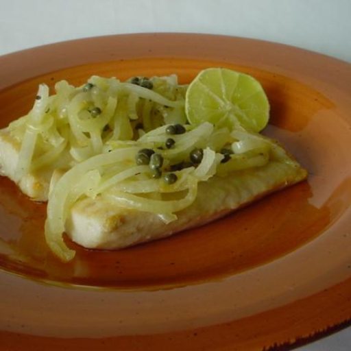 Dorado Con Toping Mediterraneo De Cebolla Alcaparras Y Limon