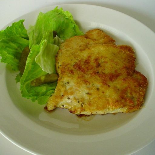 Filetes De Pollo Apanados Con Salsa De Limon Y Vino