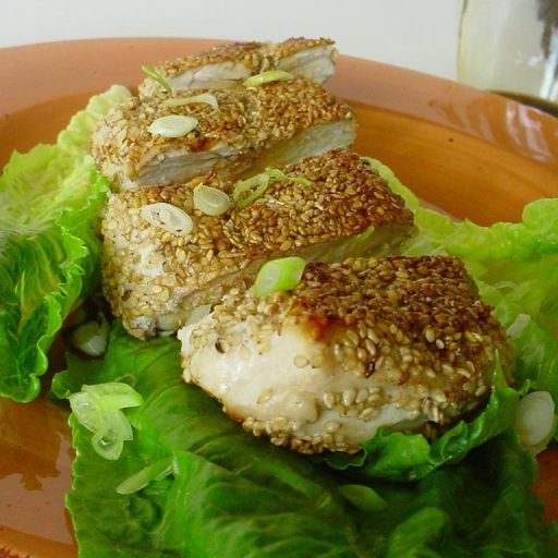 Pollo Con Semillas De Ajonjolí, Sobre Hojas De Lechuga