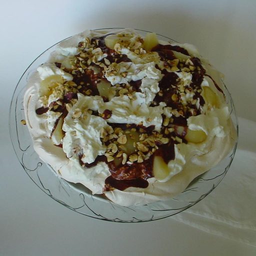 Merengue Horneado Terminado Con Peras, Crema, Avellanas Tostadas Y Salsa De Chocolate