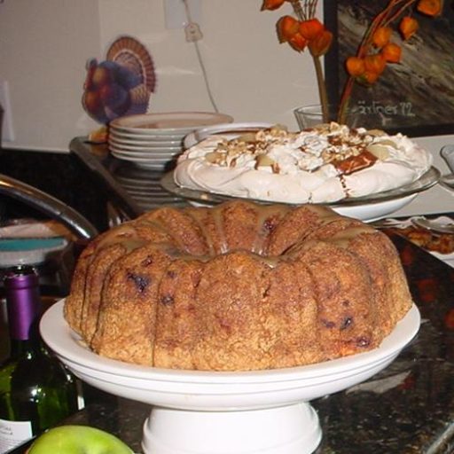 Bizcocho De Manzanas Con Salsa De Caramelo