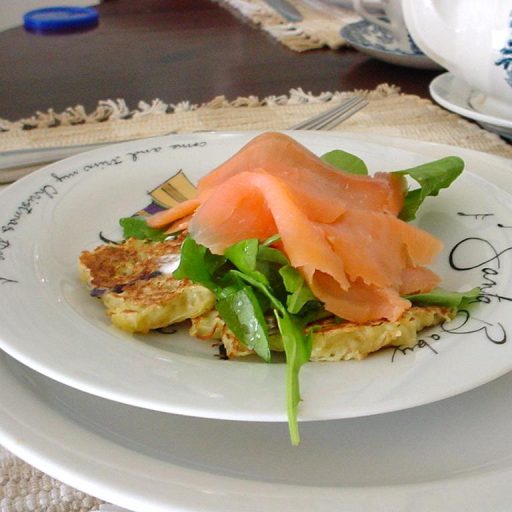 Salmón Ahumado Sobre Pequeños Pancakes De Papa