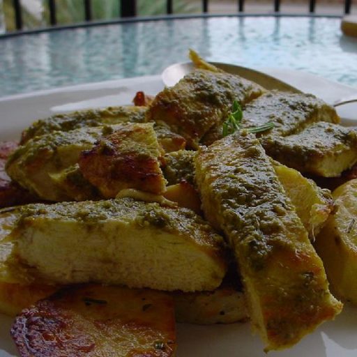 Pollo Y Papas Asados Al Horno, Servido Con Salsa Pesto