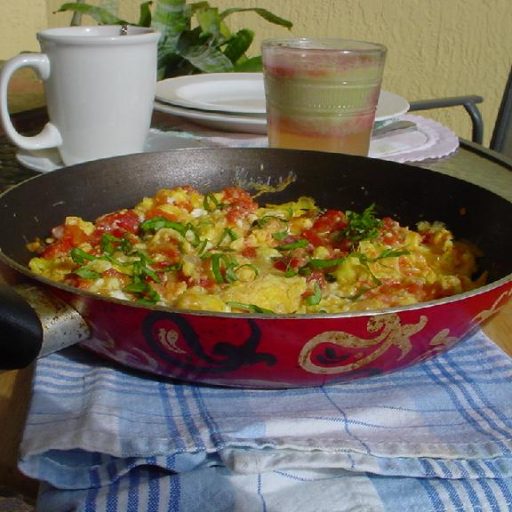 Huevos Revueltos Con Queso Feta Tomates Y Albahaca